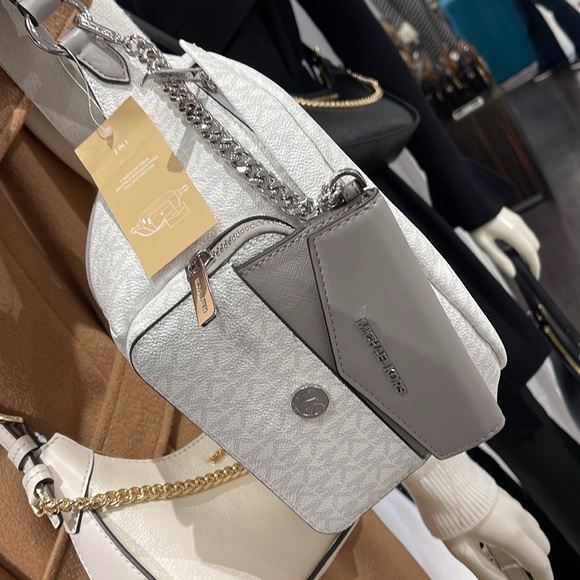 MICHAEL KORS
Maisie Large Logo 2-in-1 Sling Pack
Optic White/Silver
NWT - Picture 13 of 16
